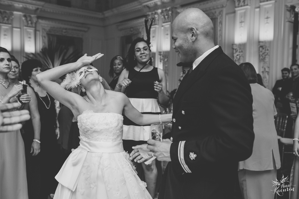 Casamento da Débora e do Esley que aconteceu na Capela do Colério Militar no RJ e festa no Clube Militar na Cinelândia, fotografado por Ana Kacurin, fotógrafa de casamentos no Rio de Janeiro.