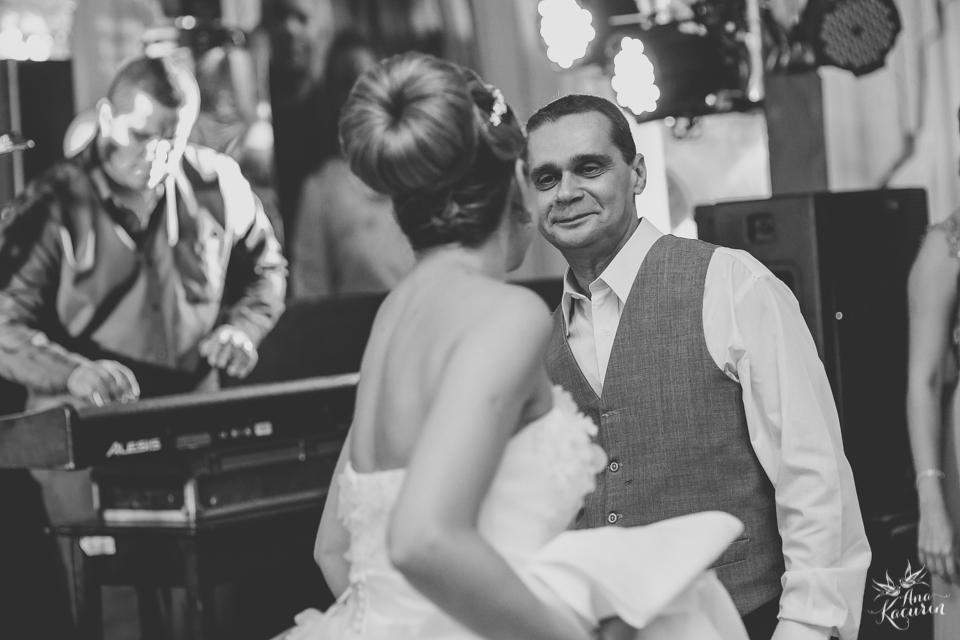 Casamento da Débora e do Esley que aconteceu na Capela do Colério Militar no RJ e festa no Clube Militar na Cinelândia, fotografado por Ana Kacurin, fotógrafa de casamentos no Rio de Janeiro.