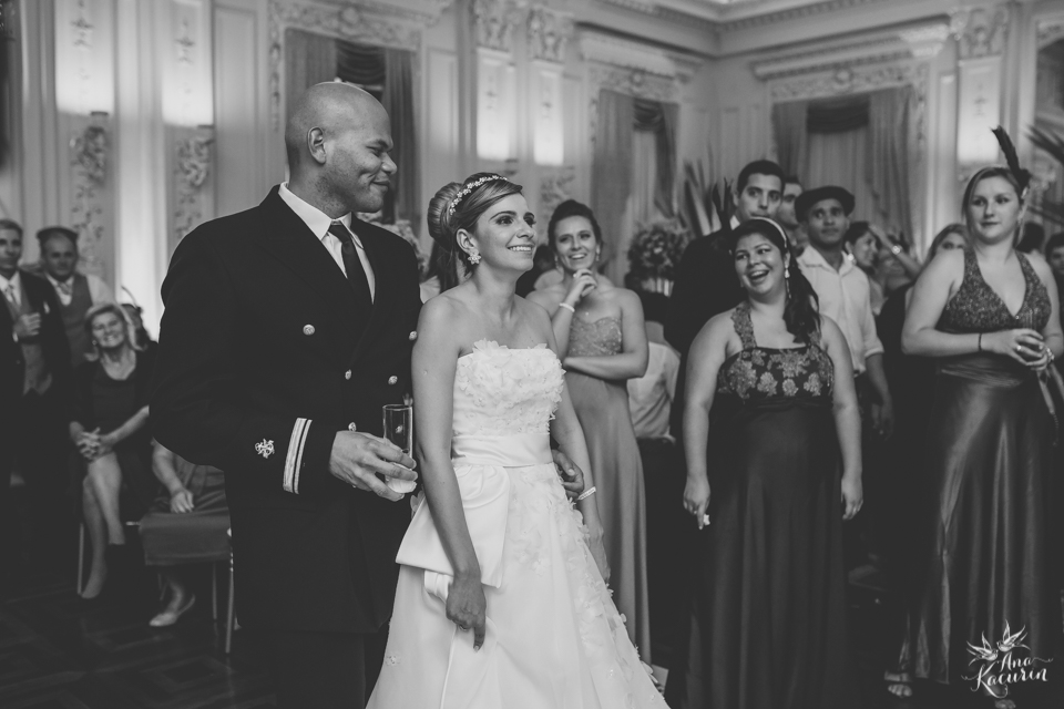 Casamento da Débora e do Esley que aconteceu na Capela do Colério Militar no RJ e festa no Clube Militar na Cinelândia, fotografado por Ana Kacurin, fotógrafa de casamentos no Rio de Janeiro.