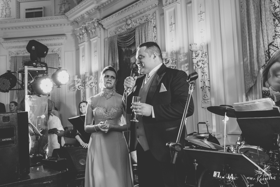 Casamento da Débora e do Esley que aconteceu na Capela do Colério Militar no RJ e festa no Clube Militar na Cinelândia, fotografado por Ana Kacurin, fotógrafa de casamentos no Rio de Janeiro.