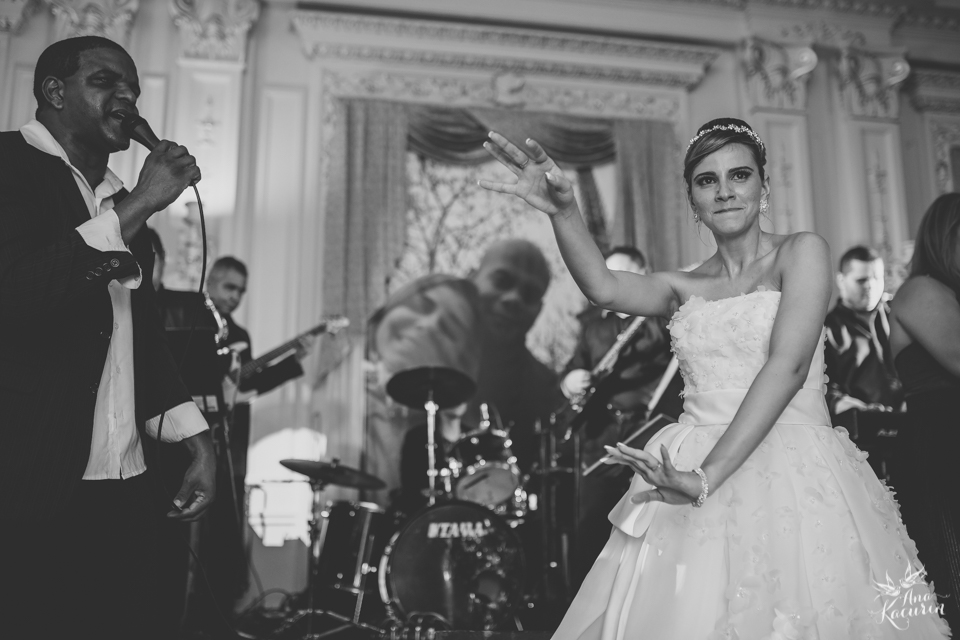 Casamento da Débora e do Esley que aconteceu na Capela do Colério Militar no RJ e festa no Clube Militar na Cinelândia, fotografado por Ana Kacurin, fotógrafa de casamentos no Rio de Janeiro.