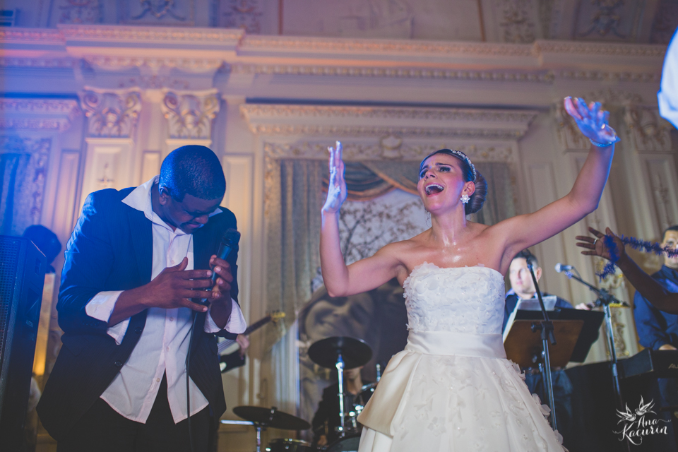 Casamento da Débora e do Esley que aconteceu na Capela do Colério Militar no RJ e festa no Clube Militar na Cinelândia, fotografado por Ana Kacurin, fotógrafa de casamentos no Rio de Janeiro.