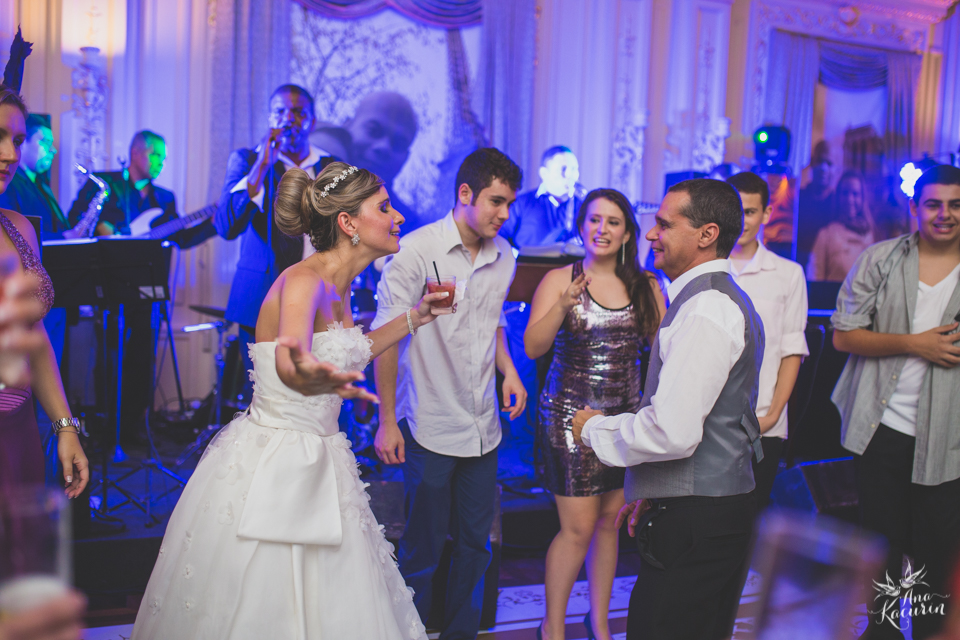 Casamento da Débora e do Esley que aconteceu na Capela do Colério Militar no RJ e festa no Clube Militar na Cinelândia, fotografado por Ana Kacurin, fotógrafa de casamentos no Rio de Janeiro.