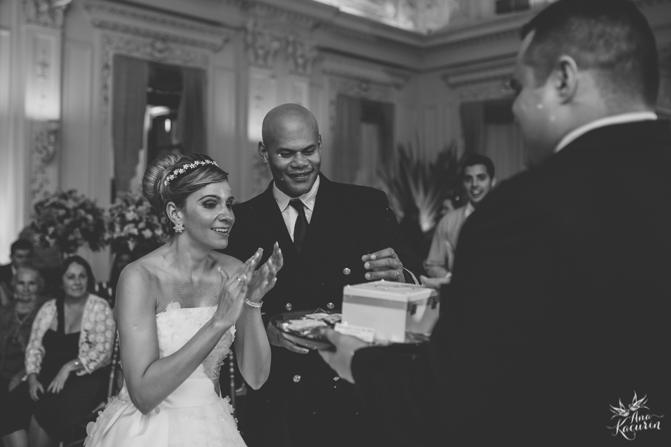 Casamento da Débora e do Esley que aconteceu na Capela do Colério Militar no RJ e festa no Clube Militar na Cinelândia, fotografado por Ana Kacurin, fotógrafa de casamentos no Rio de Janeiro.