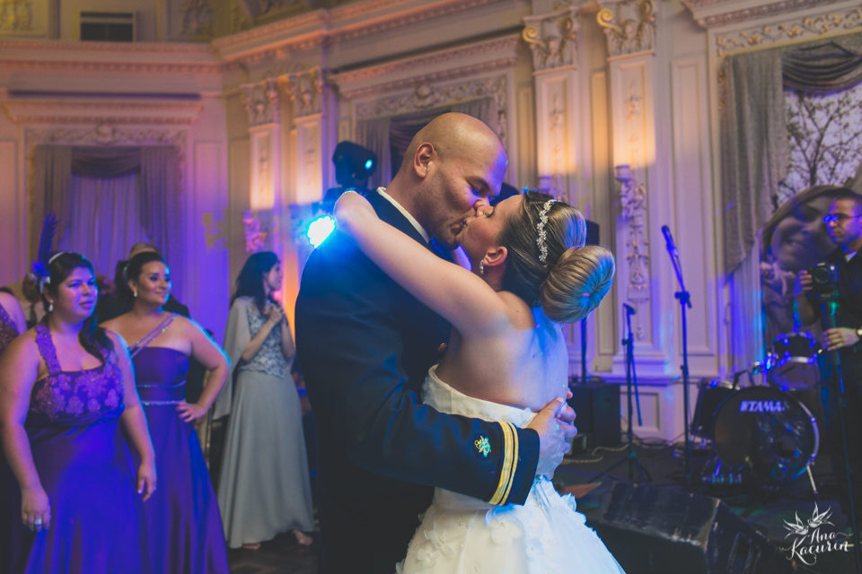 Casamento da Débora e do Esley que aconteceu na Capela do Colério Militar no RJ e festa no Clube Militar na Cinelândia, fotografado por Ana Kacurin, fotógrafa de casamentos no Rio de Janeiro.