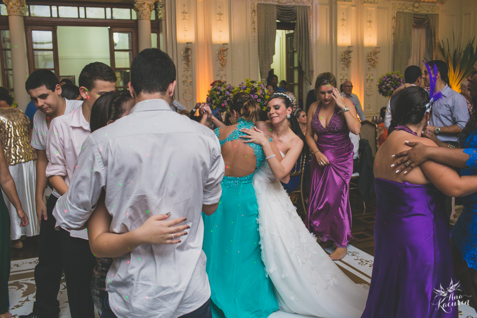 Casamento da Débora e do Esley que aconteceu na Capela do Colério Militar no RJ e festa no Clube Militar na Cinelândia, fotografado por Ana Kacurin, fotógrafa de casamentos no Rio de Janeiro.