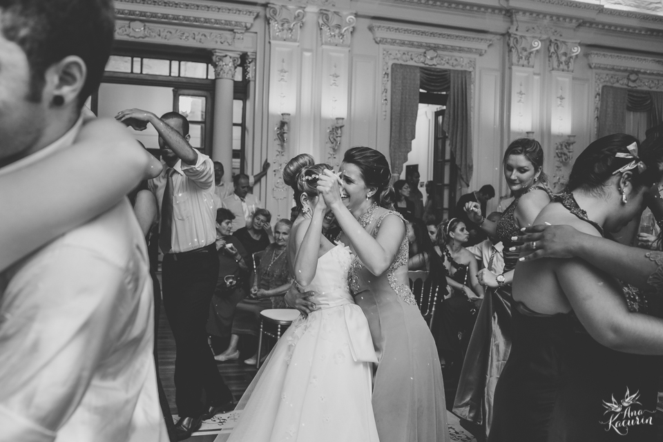 Casamento da Débora e do Esley que aconteceu na Capela do Colério Militar no RJ e festa no Clube Militar na Cinelândia, fotografado por Ana Kacurin, fotógrafa de casamentos no Rio de Janeiro.