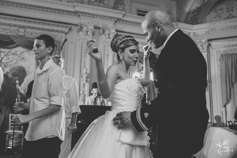 Casamento da Débora e do Esley que aconteceu na Capela do Colério Militar no RJ e festa no Clube Militar na Cinelândia, fotografado por Ana Kacurin, fotógrafa de casamentos no Rio de Janeiro.