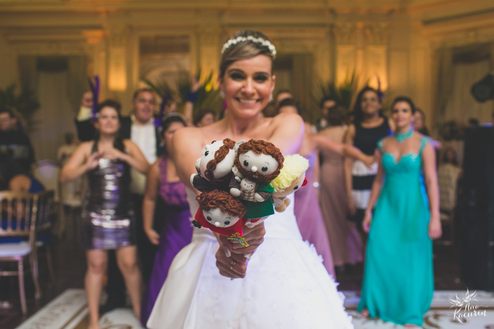Casamento da Débora e do Esley que aconteceu na Capela do Colério Militar no RJ e festa no Clube Militar na Cinelândia, fotografado por Ana Kacurin, fotógrafa de casamentos no Rio de Janeiro.