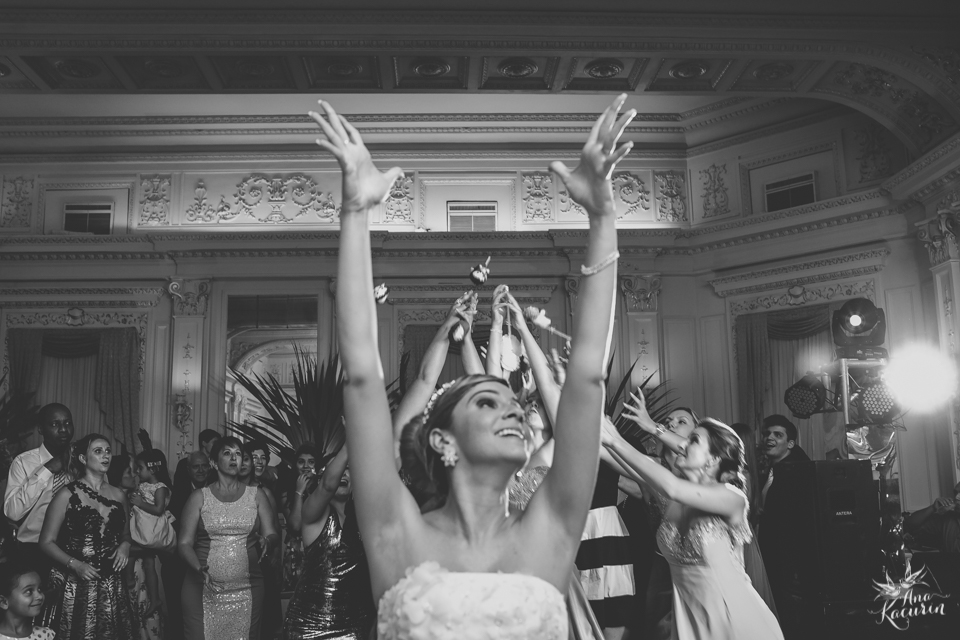 Casamento da Débora e do Esley que aconteceu na Capela do Colério Militar no RJ e festa no Clube Militar na Cinelândia, fotografado por Ana Kacurin, fotógrafa de casamentos no Rio de Janeiro.