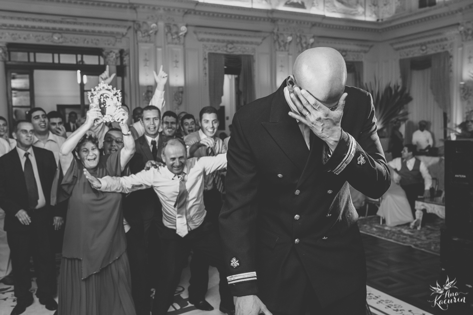 Casamento da Débora e do Esley que aconteceu na Capela do Colério Militar no RJ e festa no Clube Militar na Cinelândia, fotografado por Ana Kacurin, fotógrafa de casamentos no Rio de Janeiro.