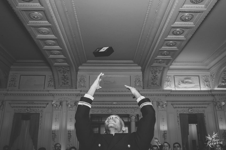 Casamento da Débora e do Esley que aconteceu na Capela do Colério Militar no RJ e festa no Clube Militar na Cinelândia, fotografado por Ana Kacurin, fotógrafa de casamentos no Rio de Janeiro.