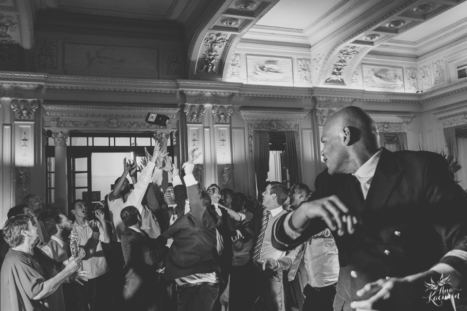 Casamento da Débora e do Esley que aconteceu na Capela do Colério Militar no RJ e festa no Clube Militar na Cinelândia, fotografado por Ana Kacurin, fotógrafa de casamentos no Rio de Janeiro.