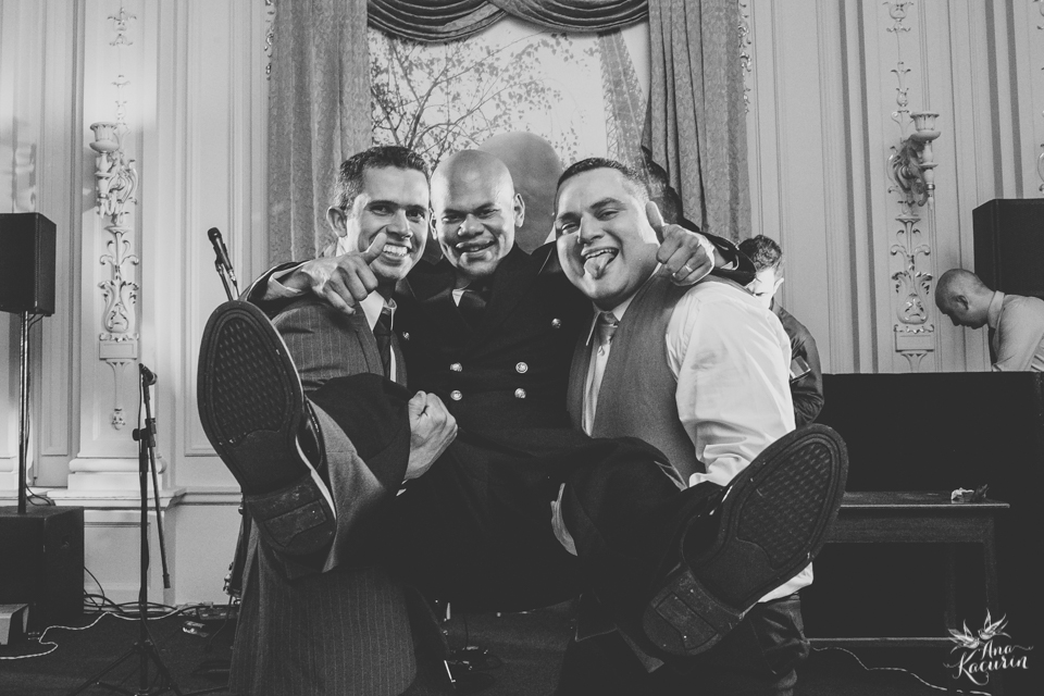 Casamento da Débora e do Esley que aconteceu na Capela do Colério Militar no RJ e festa no Clube Militar na Cinelândia, fotografado por Ana Kacurin, fotógrafa de casamentos no Rio de Janeiro.