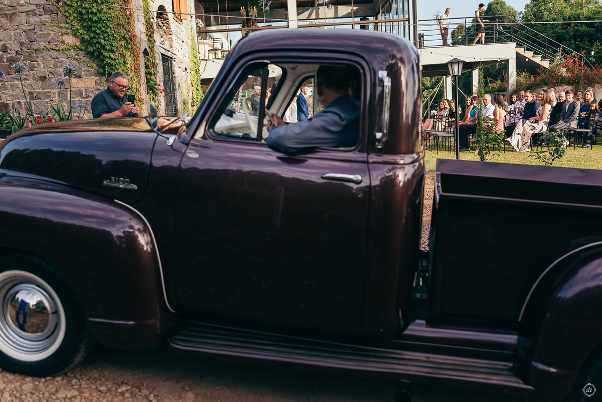 daniela radavelli fotografia casamento externo cerimônia de casamento la casa piemont aia pet dog aia chevrolet pick-up carro antigo 
