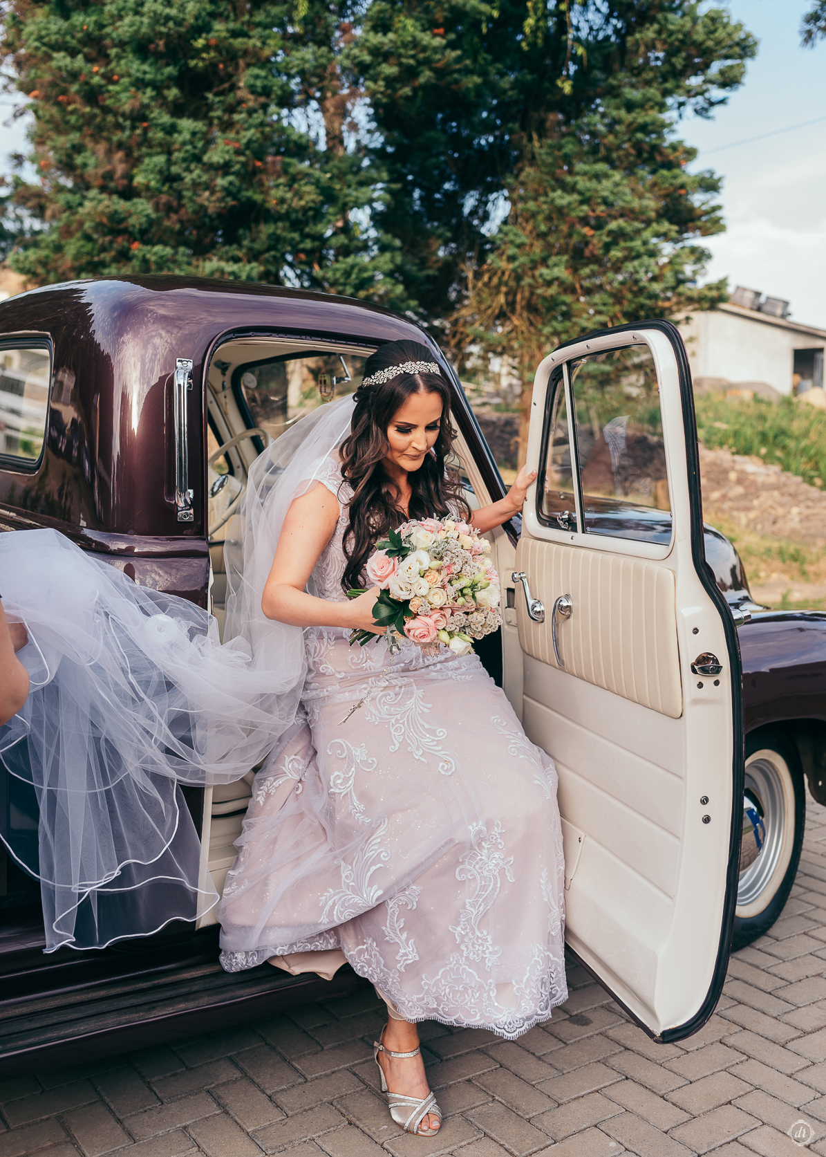 daniela radavelli fotografia casamento externo cerimônia de casamento la casa piemont aia pet dog aia chevrolet pick-up carro antigo 