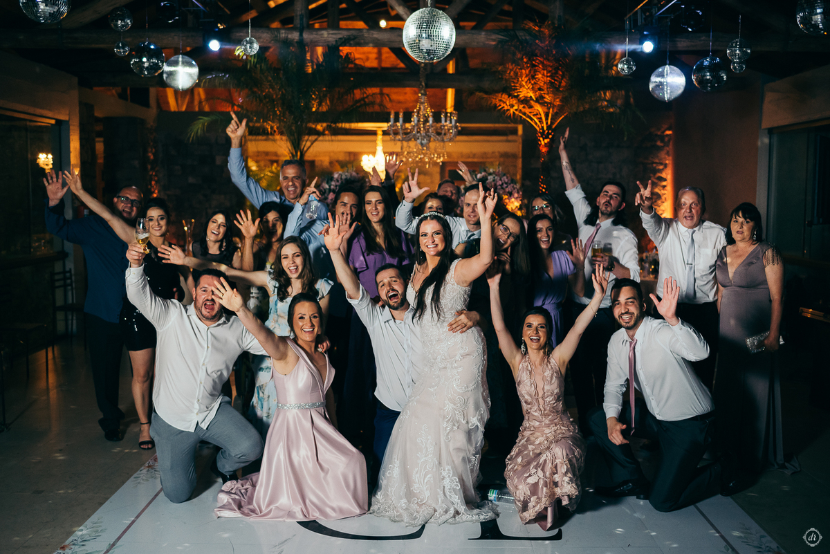 daniela radavelli fotografia casamento externo cerimônia de casamento la casa piemont aia pet dog aia chevrolet pick-up carro antigo 