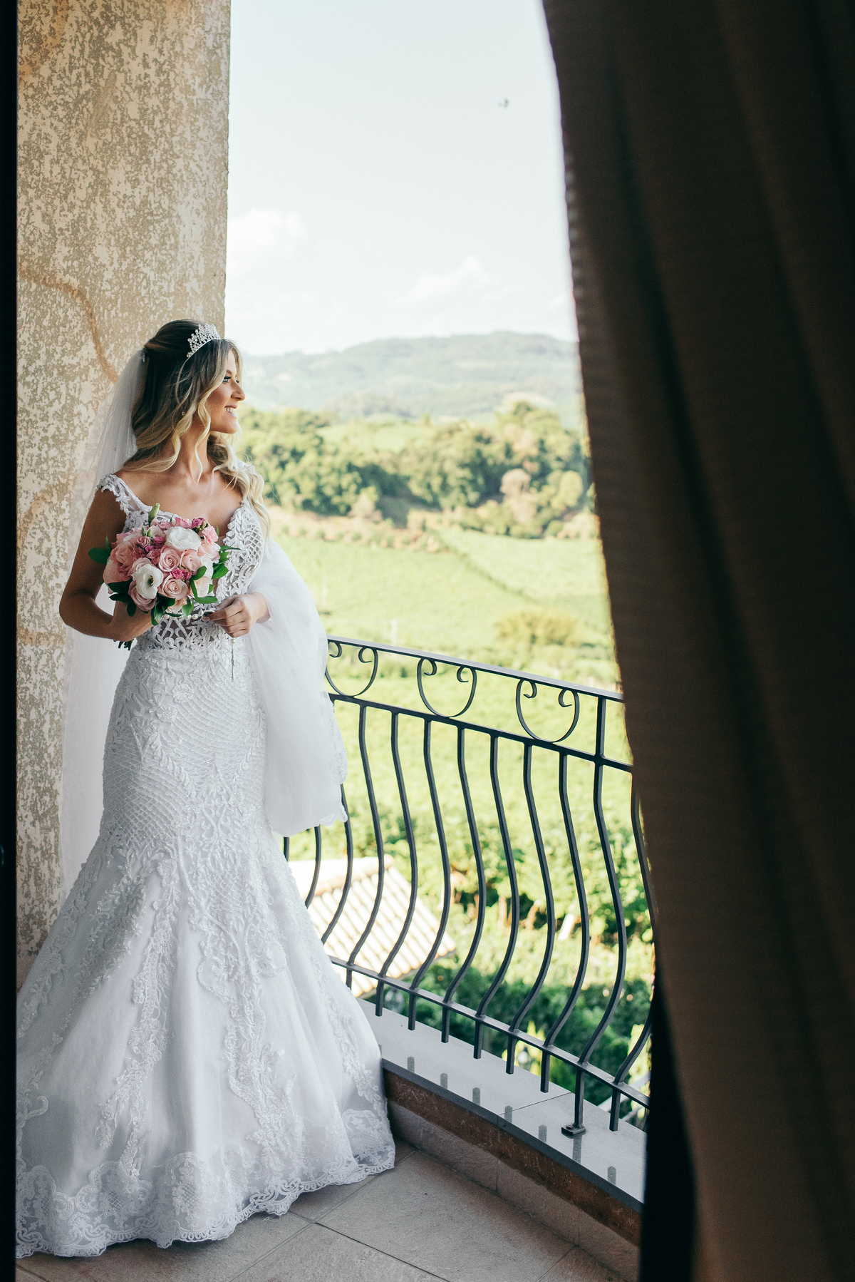casamento no vale dos vinhedos daniela radavelli fotografia hotel spa do vinho dia da noiva vestido de noiva buque de noiva penteado de noiva 