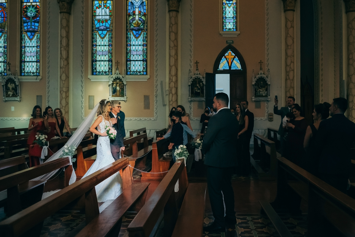 casamento no vale dos vinhedos daniela radavelli fotografia hotel spa do vinho dia da noiva vestido de noiva buque de noiva casamento na igreja