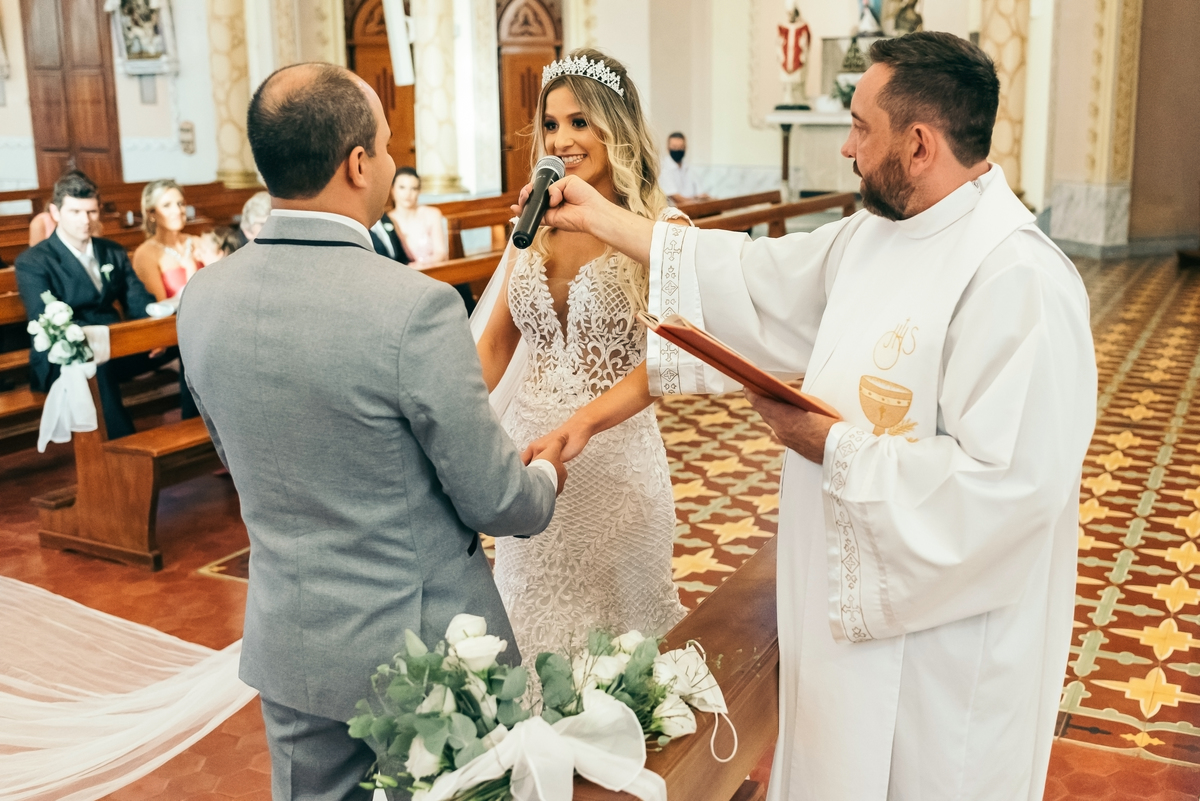 casamento no vale dos vinhedos daniela radavelli fotografia hotel spa do vinho dia da noiva vestido de noiva buque de noiva casamento na igreja