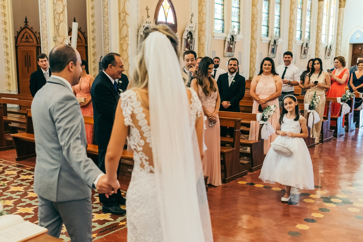 casamento no vale dos vinhedos daniela radavelli fotografia hotel spa do vinho dia da noiva vestido de noiva buque de noiva casamento na igreja