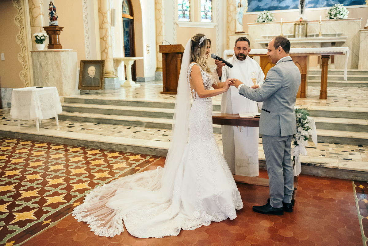 casamento no vale dos vinhedos daniela radavelli fotografia hotel spa do vinho dia da noiva vestido de noiva buque de noiva casamento na igreja