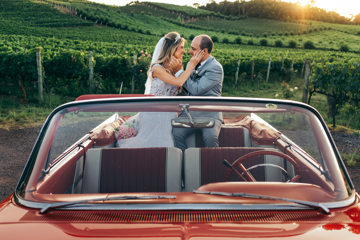 casamento no vale dos vinhedos daniela radavelli fotografia hotel spa do vinho dia da noiva vestido de noiva buque de noiva casamento na igreja carro antigo 