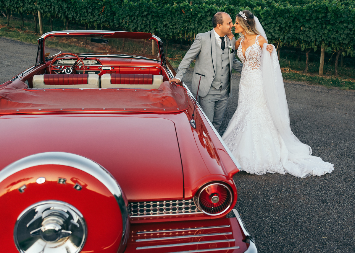 casamento no vale dos vinhedos daniela radavelli fotografia hotel spa do vinho dia da noiva vestido de noiva buque de noiva casamento na igreja carro antigo 