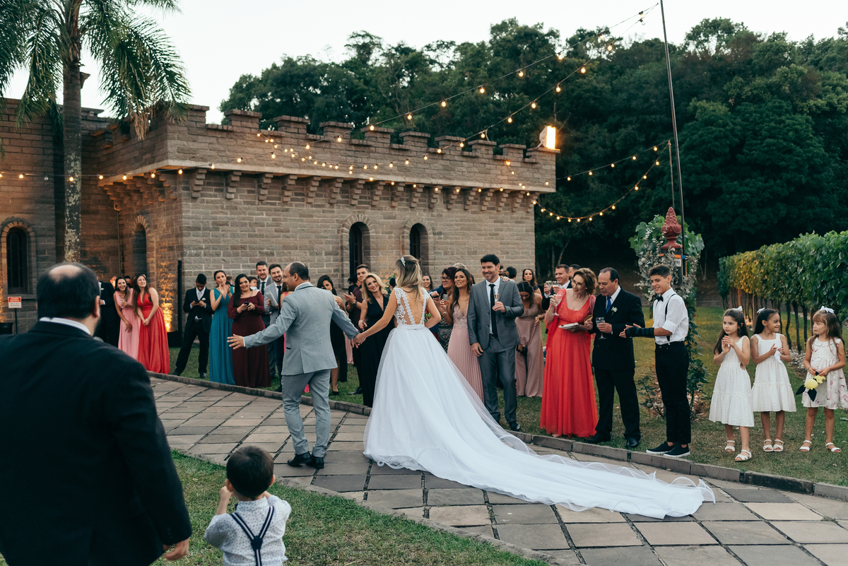 casamento no vale dos vinhedos daniela radavelli fotografia hotel spa do vinho dia da noiva vestido de noiva buque de noiva casamento na igreja carro antigo cave de pedra case na serra gaucha