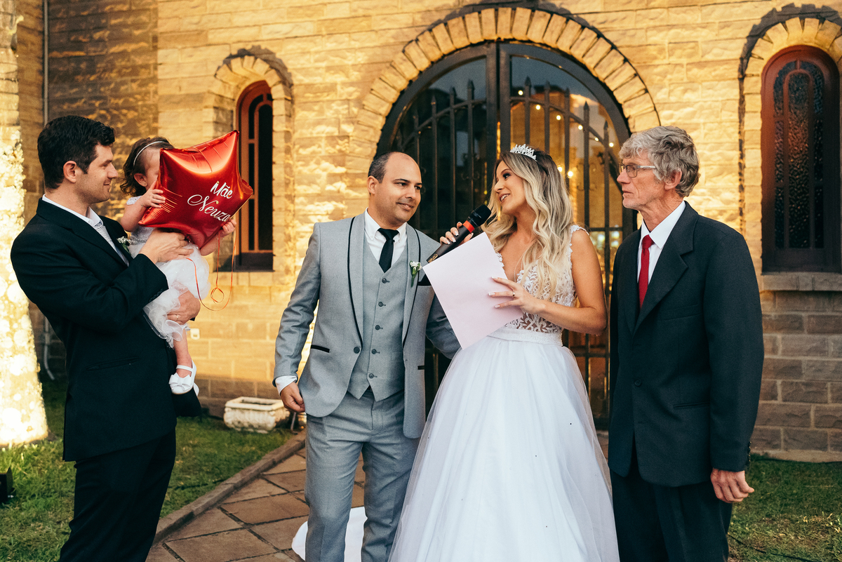 casamento no vale dos vinhedos daniela radavelli fotografia hotel spa do vinho dia da noiva vestido de noiva buque de noiva casamento na igreja carro antigo cave de pedra case na serra gaucha