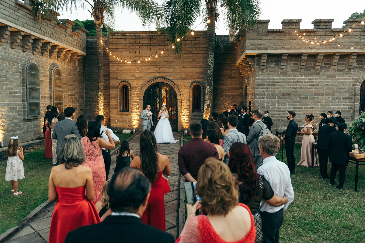 casamento no vale dos vinhedos daniela radavelli fotografia hotel spa do vinho dia da noiva vestido de noiva buque de noiva casamento na igreja carro antigo cave de pedra case na serra gaucha