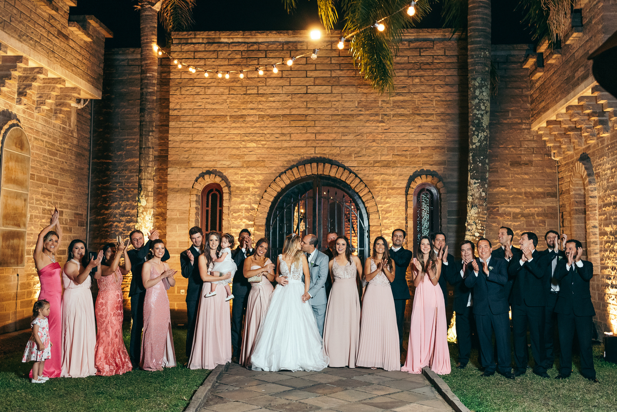 casamento no vale dos vinhedos daniela radavelli fotografia hotel spa do vinho dia da noiva vestido de noiva buque de noiva casamento na igreja carro antigo cave de pedra case na serra gaucha