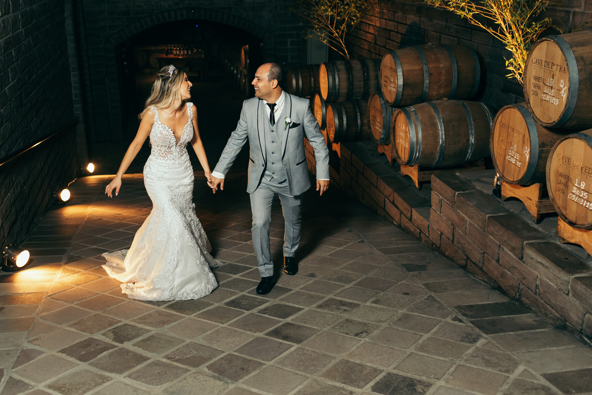 casamento no vale dos vinhedos daniela radavelli fotografia hotel spa do vinho dia da noiva vestido de noiva buque de noiva casamento na igreja carro antigo cave de pedra case na serra gaucha