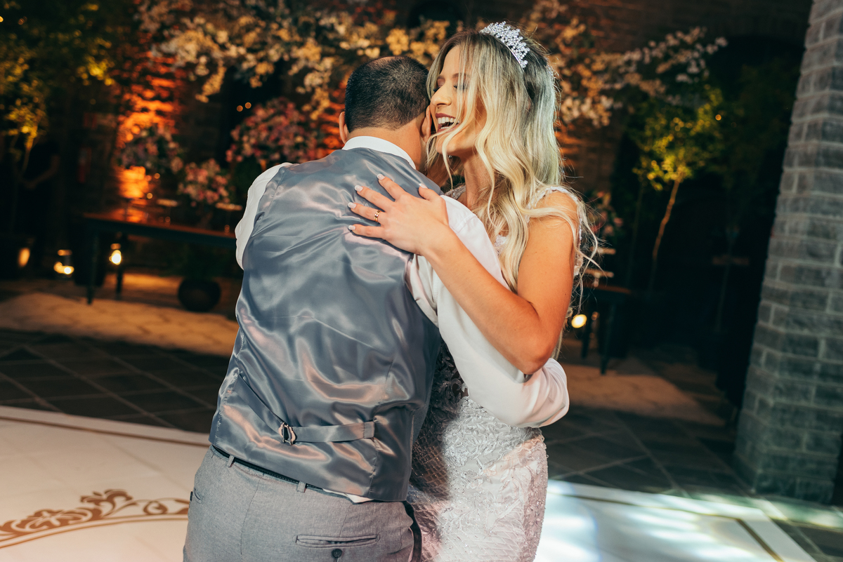 casamento no vale dos vinhedos daniela radavelli fotografia hotel spa do vinho dia da noiva vestido de noiva buque de noiva casamento na igreja carro antigo cave de pedra case na serra gaucha