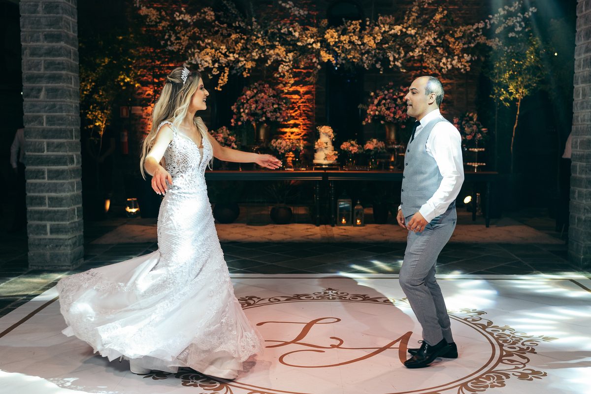 casamento no vale dos vinhedos daniela radavelli fotografia hotel spa do vinho dia da noiva vestido de noiva buque de noiva casamento na igreja carro antigo cave de pedra case na serra gaucha