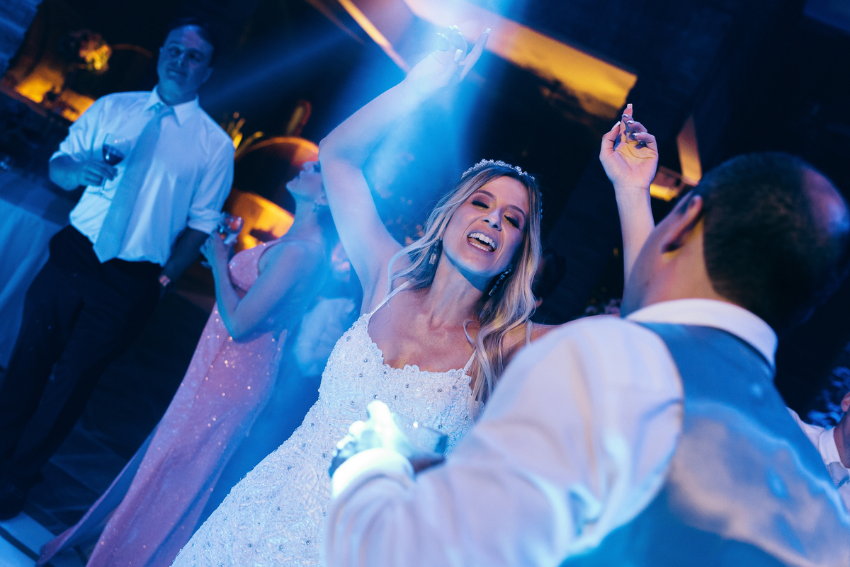 casamento no vale dos vinhedos daniela radavelli fotografia hotel spa do vinho dia da noiva vestido de noiva buque de noiva casamento na igreja carro antigo cave de pedra case na serra gaucha