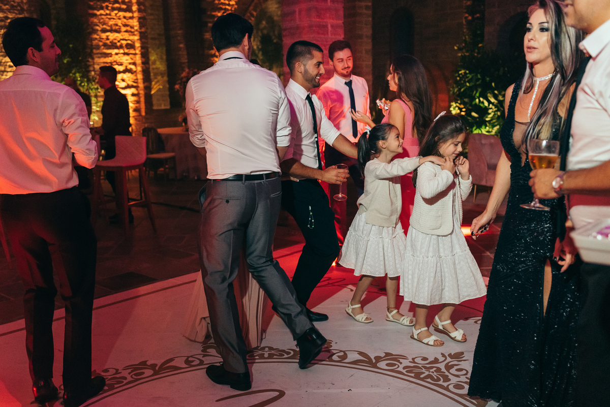 casamento no vale dos vinhedos daniela radavelli fotografia hotel spa do vinho dia da noiva vestido de noiva buque de noiva casamento na igreja carro antigo cave de pedra case na serra gaucha