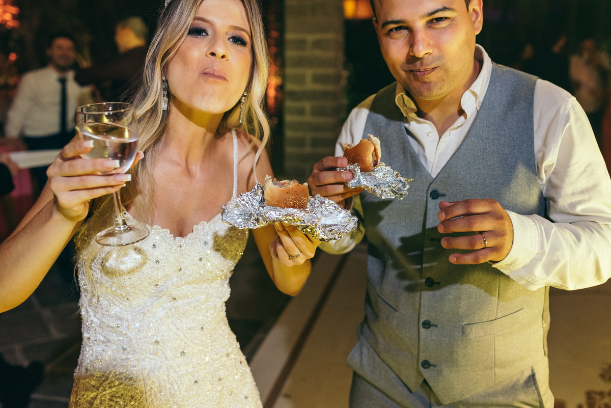 casamento no vale dos vinhedos daniela radavelli fotografia hotel spa do vinho dia da noiva vestido de noiva buque de noiva casamento na igreja carro antigo cave de pedra case na serra gaucha