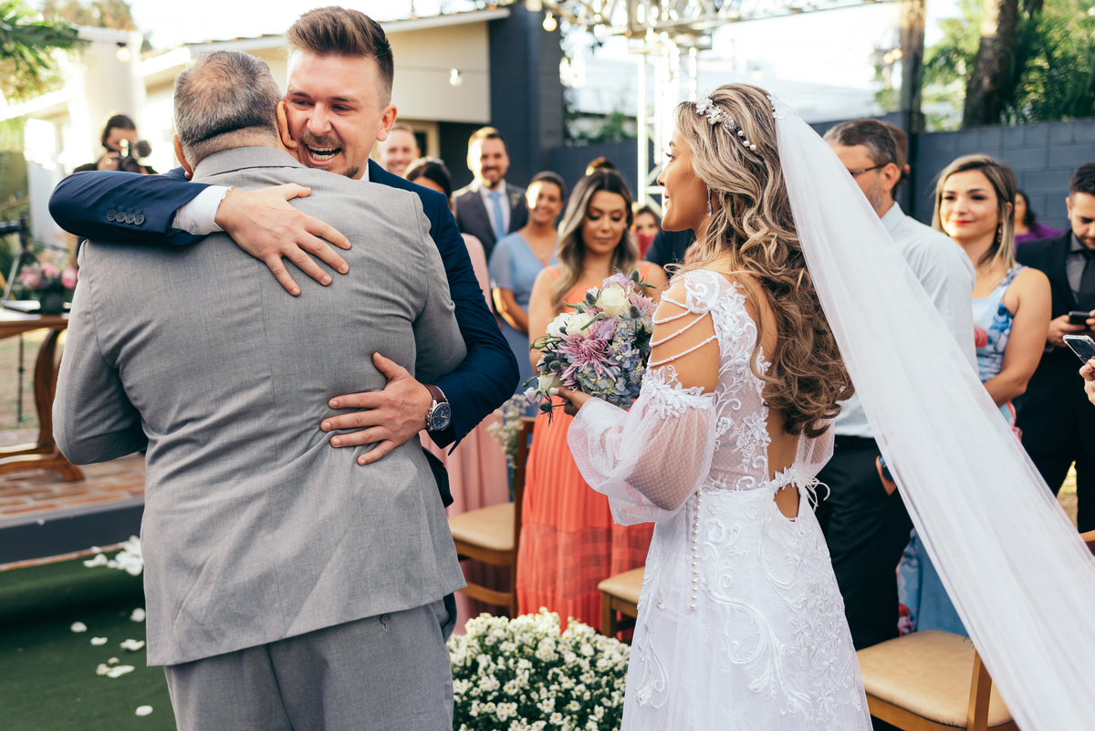 casamento de dia daniela radavelli fotógrafa na serra gaucha vestido de noiva verão festa de casamento com piscina cerimonia de casamento externa casamento em Ijuí villa bento 