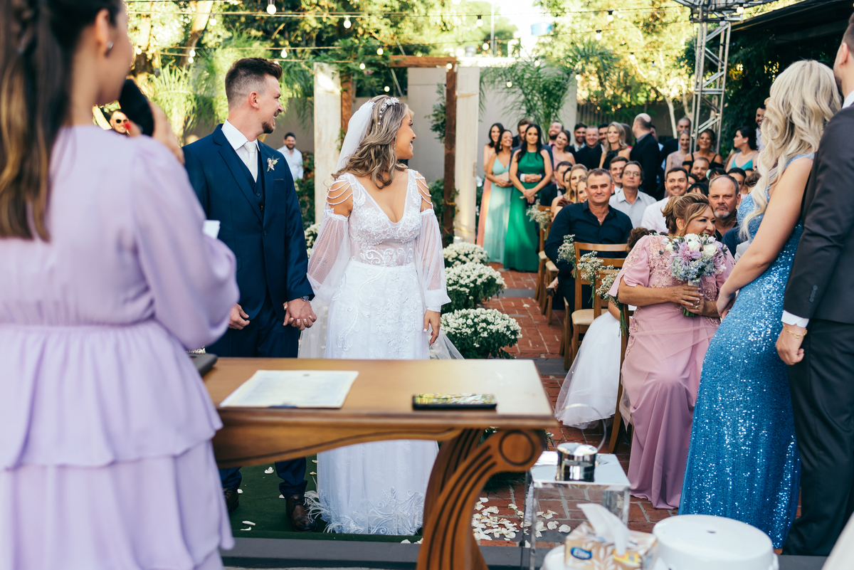 casamento de dia daniela radavelli fotógrafa na serra gaucha vestido de noiva verão festa de casamento com piscina cerimonia de casamento externa casamento em Ijuí villa bento 