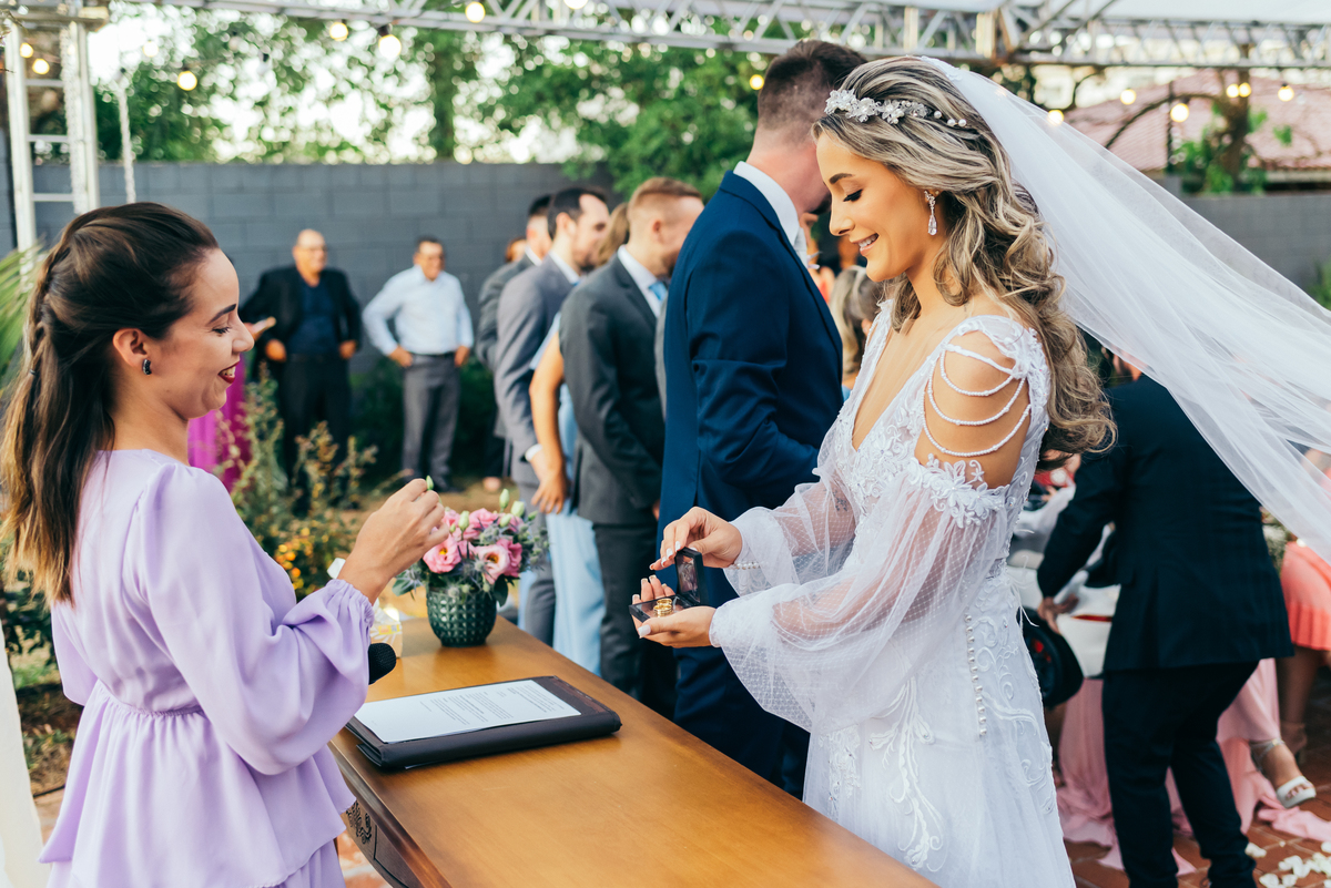 casamento de dia daniela radavelli fotógrafa na serra gaucha vestido de noiva verão festa de casamento com piscina cerimonia de casamento externa casamento em Ijuí villa bento 
