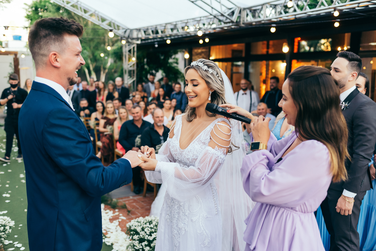 casamento de dia daniela radavelli fotógrafa na serra gaucha vestido de noiva verão festa de casamento com piscina cerimonia de casamento externa casamento em Ijuí villa bento 