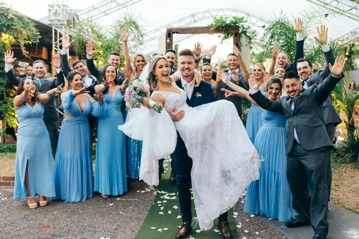 casamento de dia daniela radavelli fotógrafa na serra gaucha vestido de noiva verão festa de casamento com piscina cerimonia de casamento externa casamento em Ijuí villa bento 
