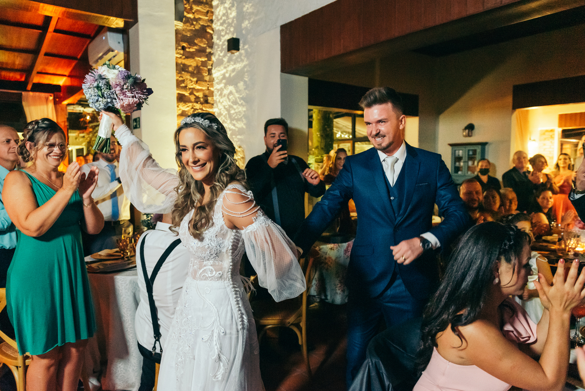 casamento de dia daniela radavelli fotógrafa na serra gaucha vestido de noiva verão festa de casamento com piscina cerimonia de casamento externa casamento em Ijuí villa bento 