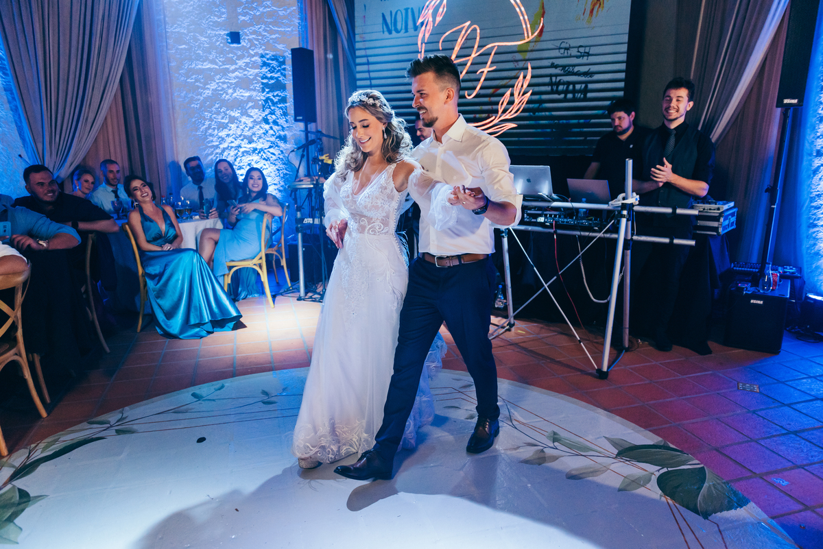 casamento de dia daniela radavelli fotógrafa na serra gaucha vestido de noiva verão festa de casamento com piscina cerimonia de casamento externa casamento em Ijuí villa bento 