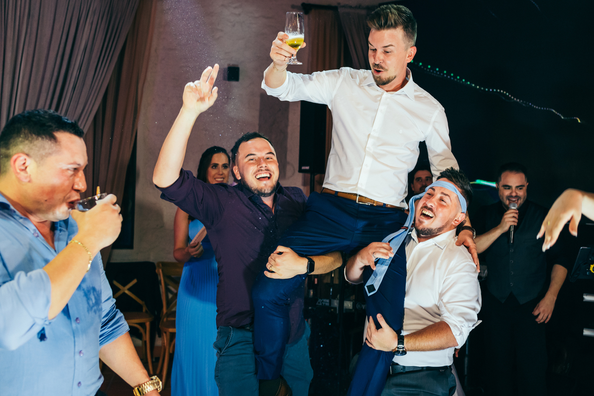 casamento de dia daniela radavelli fotógrafa na serra gaucha vestido de noiva verão festa de casamento com piscina cerimonia de casamento externa casamento em Ijuí villa bento 