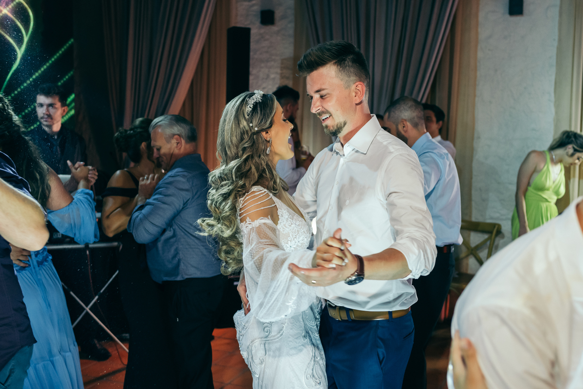 casamento de dia daniela radavelli fotógrafa na serra gaucha vestido de noiva verão festa de casamento com piscina cerimonia de casamento externa casamento em Ijuí villa bento 
