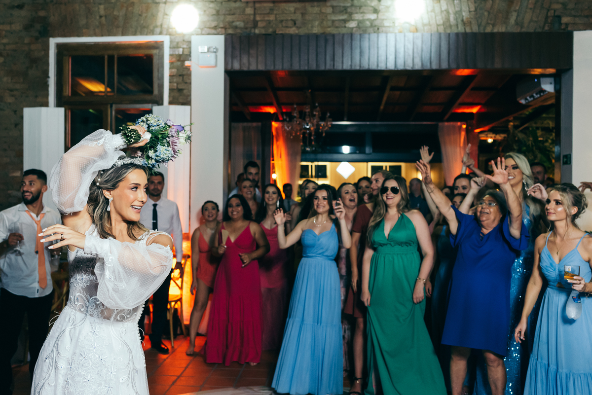 casamento de dia daniela radavelli fotógrafa na serra gaucha vestido de noiva verão festa de casamento com piscina cerimonia de casamento externa casamento em Ijuí villa bento 