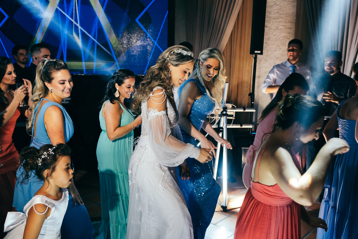 casamento de dia daniela radavelli fotógrafa na serra gaucha vestido de noiva verão festa de casamento com piscina cerimonia de casamento externa casamento em Ijuí villa bento 
