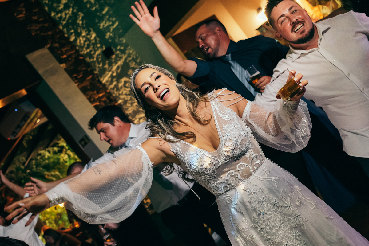 casamento de dia daniela radavelli fotógrafa na serra gaucha vestido de noiva verão festa de casamento com piscina cerimonia de casamento externa casamento em Ijuí villa bento 